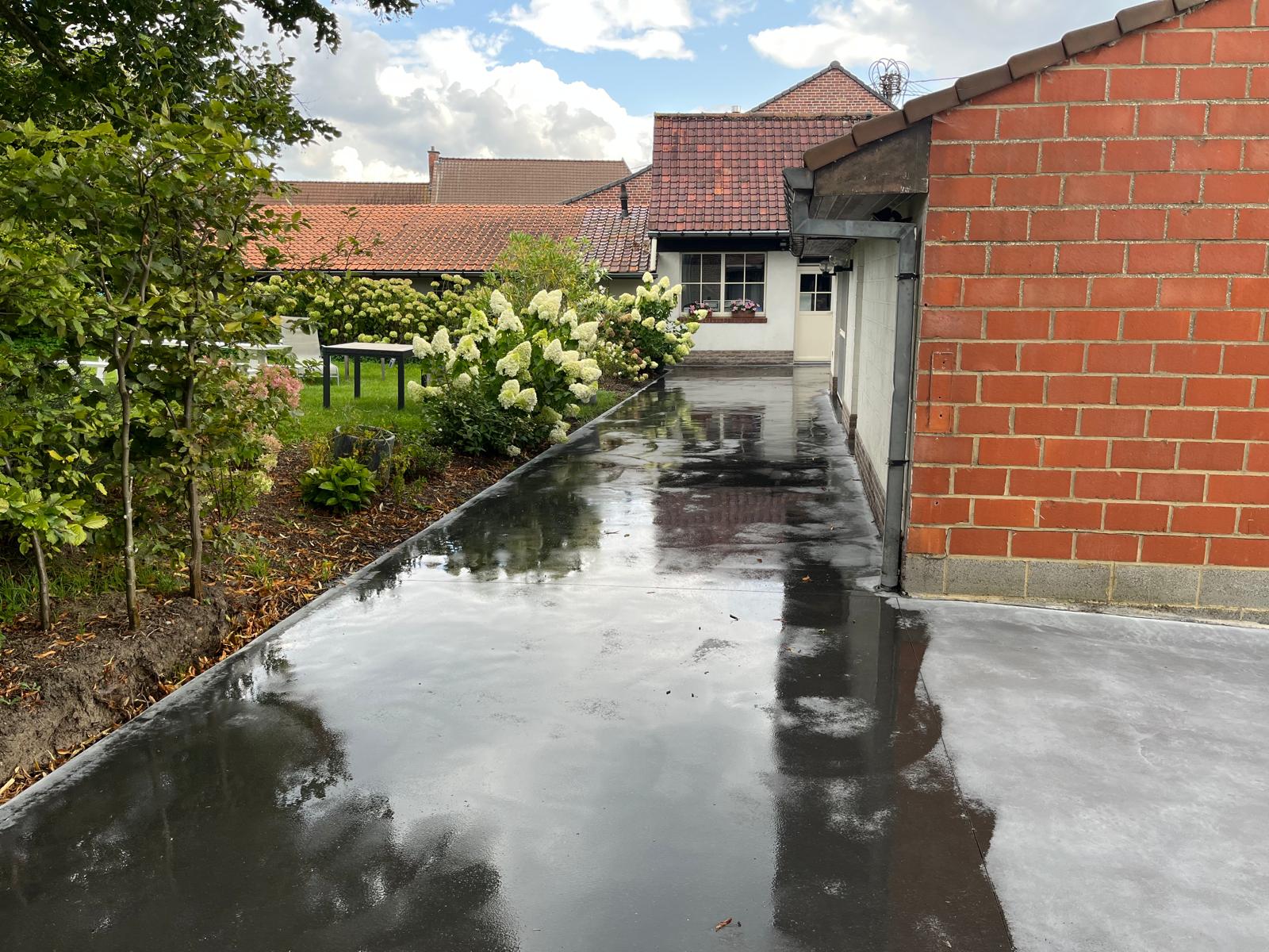 Accès extérieur en béton lissé